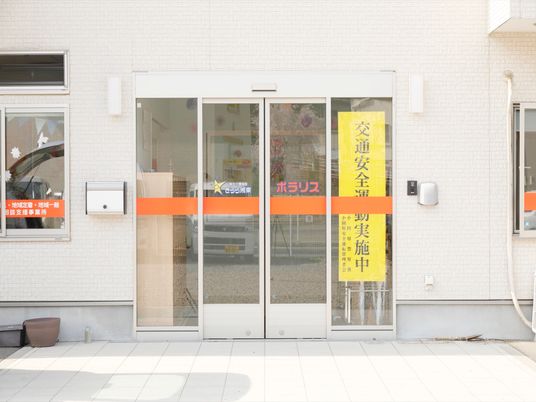 白壁の建物エントランス