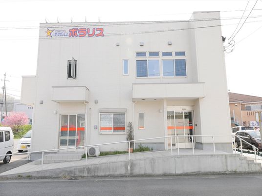 白い建物のエントランス