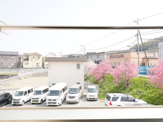 桜並木と施設外観