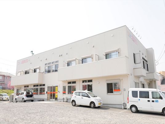 明るい外観の建物