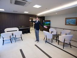 広々とした落ち着いたラウンジ