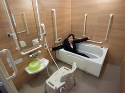 バリアフリー設計の浴室