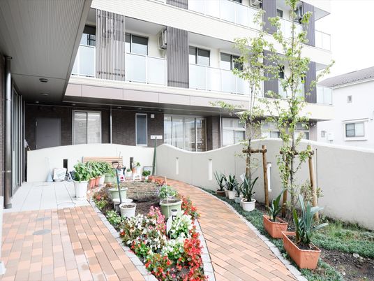 中庭の花壇とエントランス