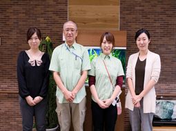 スタッフ4人並ぶ画像