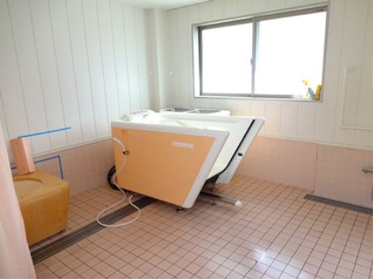 バリアフリーな浴室設備