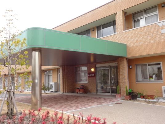 エントランスと庭の風景