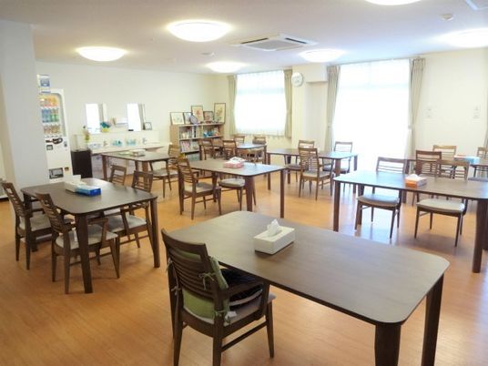 明るい室内の食堂