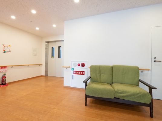 廊下にある緑のソファー