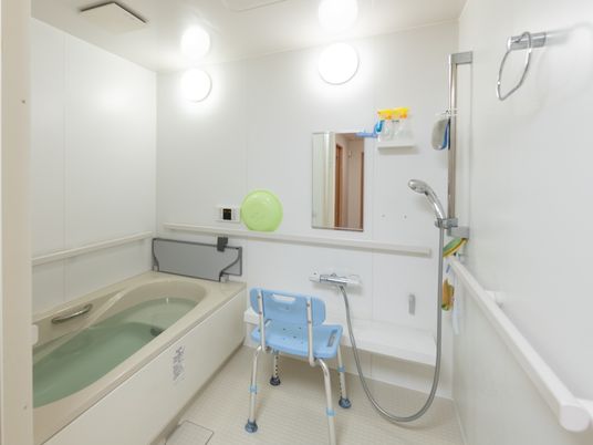 バリアフリーの浴室設備