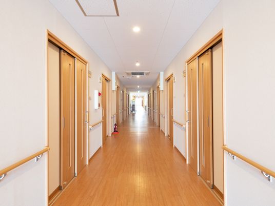 明るい廊下の風景