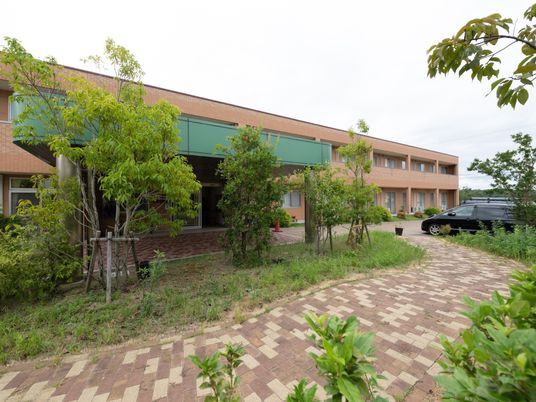 ゆったりとした外観の建物