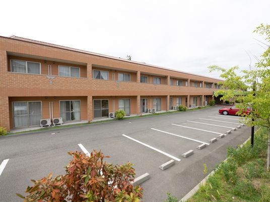 明るい外観の建物