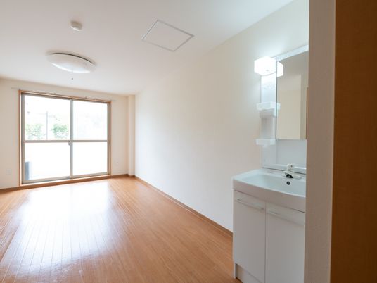 明るい個室の洗面台