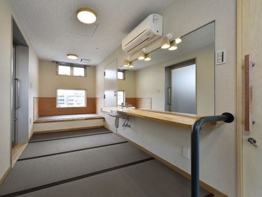 手すり付きの明るい廊下