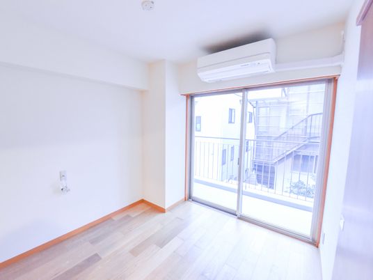 広々とした明るい居室