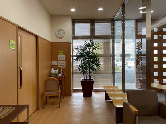 自然光が差し込む廊下