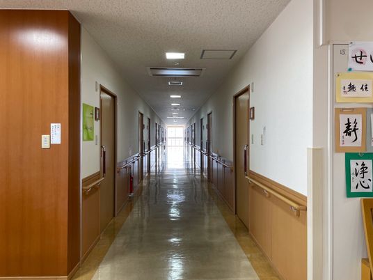 自然光が差し込む廊下