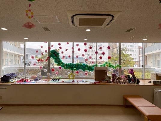創造的な展示物の窓辺