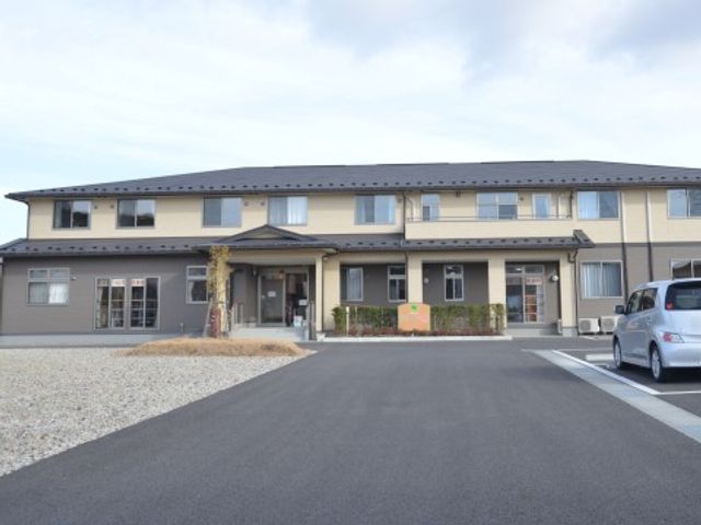 清潔な外観の建物 外観 落ち着いた色合いの外観が印象的な建物です。駐車スペースも完備され、利用者のアクセスが容易です。