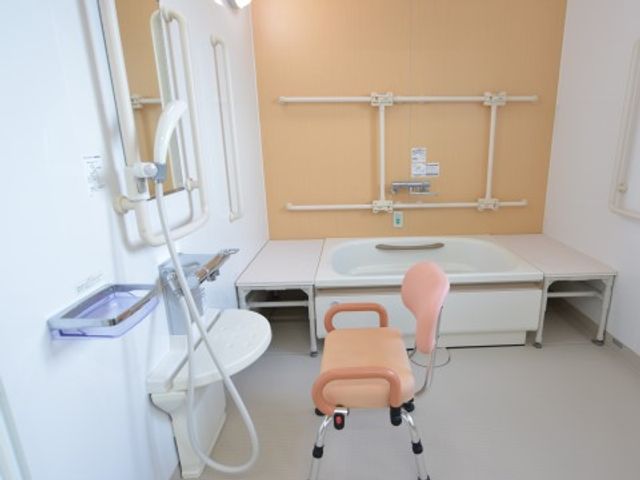 バリアフリー設計の浴室 浴室 広々とした洗面と入浴スペースは、安心してご利用いただける配慮がなされております。住み慣れた環境を支える手厚いケアにご興味ありませんか。