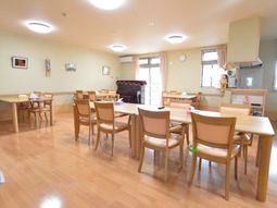 明るい共有ダイニング