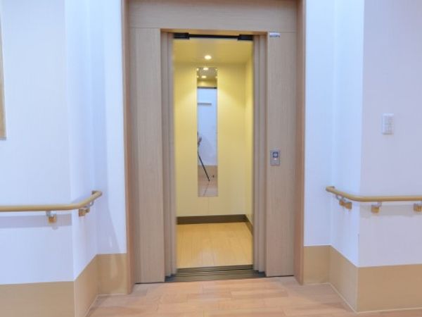明るいエレベーター入口