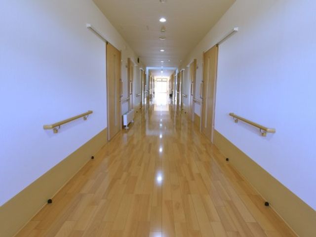 広々とした明るい廊下 廊下 手すりが備えられた洗練されたデザインの廊下です。職員と利用者の円滑な移動を支える空間が広がっています。