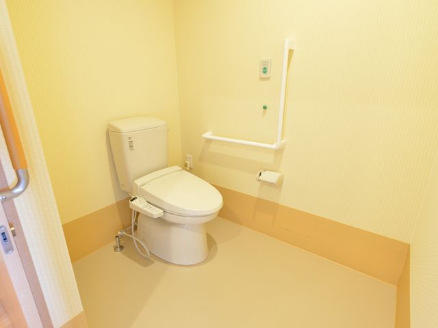 バリアフリーなトイレ トイレ 安全を考慮した設計のトイレです。手すりが設置されており、安心してご利用いただけます。