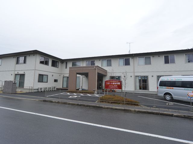 清潔感ある建物の外観 外観 広々とした前庭が印象的なゆったりとした外観です。手入れが行き届いており、快適な就業環境が期待できます。