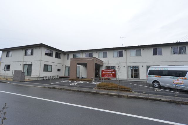 清潔感ある建物の外観 外観 広々とした前庭が印象的なゆったりとした外観です。手入れが行き届いており、快適な就業環境が期待できます。
