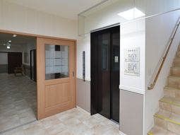 明るいエレベーターと階段