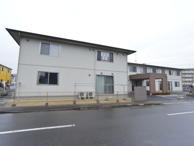 清潔感ある白い外壁の建物 外観 白い外壁が映える、落ち着いた印象の建物です。安心して毎日を過ごせるよう、配慮された設計になっています。