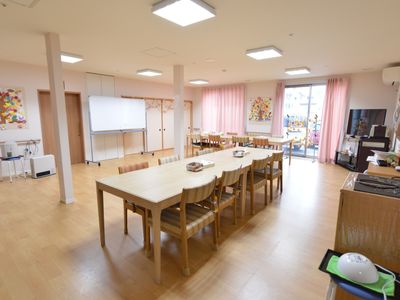 明るく広々とした食堂