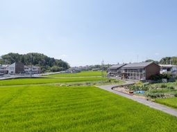 緑豊かな環境の建物