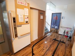 廊下の手すりと掲示物