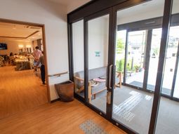 エントランスの明るい空間