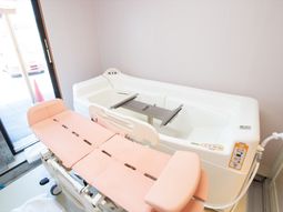 ピンクの機器付き浴室