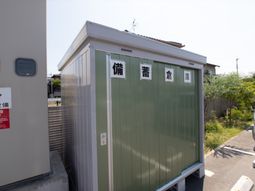 緑色の小屋看板