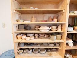 陶芸作品が並ぶ棚