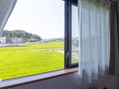 窓の外の景色とカーテン