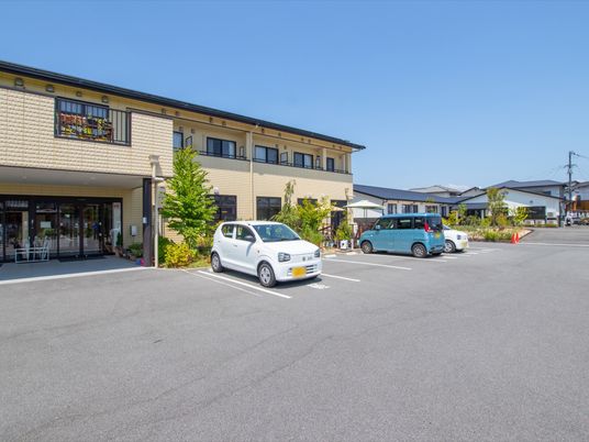 広々とした駐車場と建物