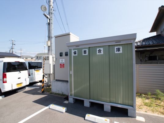 駐車場と建物の外装
