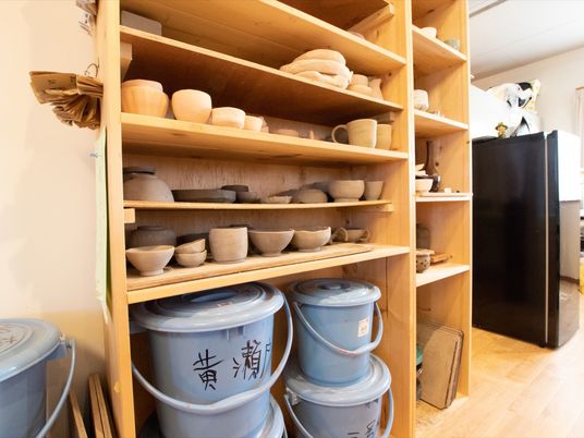 和風な食器棚と陶器