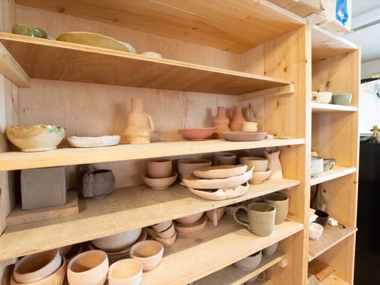 多目的室の棚と作品