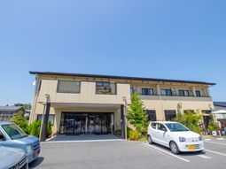 明るい日差しの外観