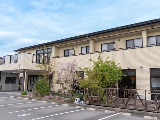 緑が映える建物外観  