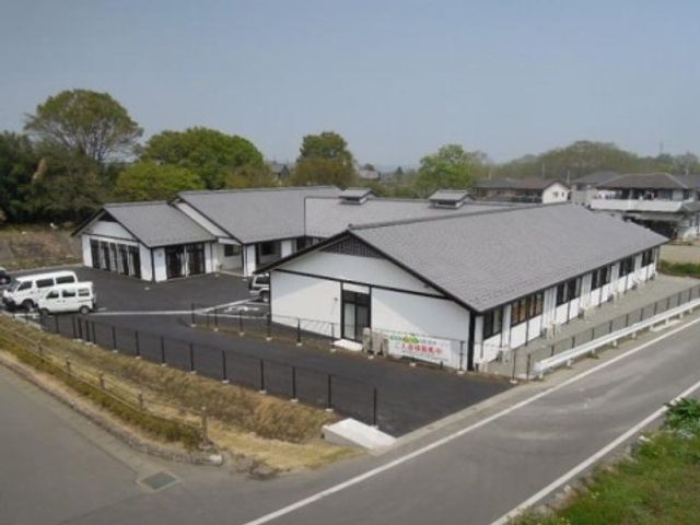 施設のゆったり外観 外観 ゆとりある敷地に佇む建物は、周囲の環境と調和しており、落ち着いた雰囲気が感じられます。充実した職場環境をお求めの方には、ぜひ一度足を運んでいただきたいです。