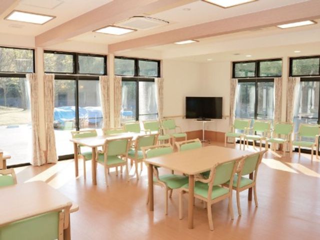 明るい共有ダイニング空間 リビング2 日差しが差し込む広々としたダイニングルームです。団らんの時に集う場所として、快適な食事や交流が楽しめます。