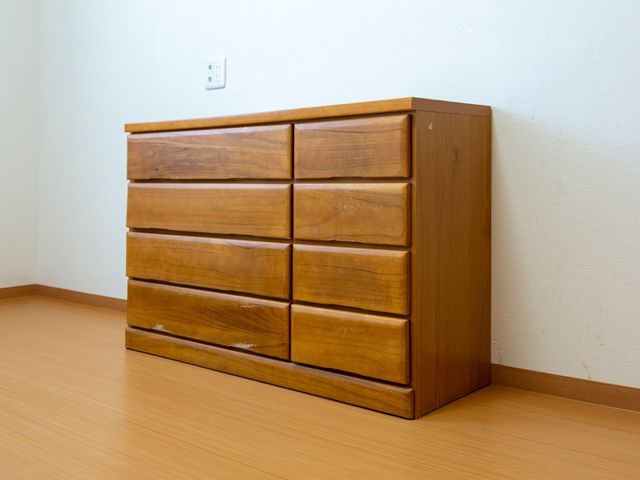整理された木製のタンス タンス 使い込まれた木のぬくもりが感じられるタンスが、居室の快適さを一層引き立てています。スタッフとして、こうした細部にも目を配り、居心地の良い環境作りに努めます。