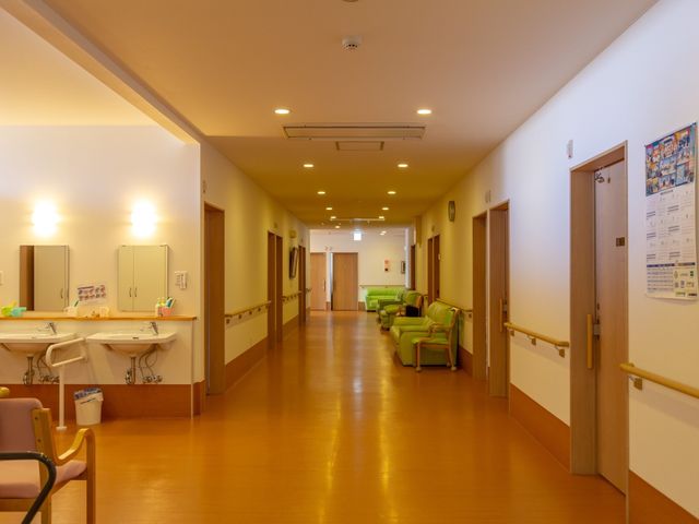 ゆったりとした廊下 廊下 手すりが整った明るい廊下です。ソファでのひと時も楽しめる空間があります。